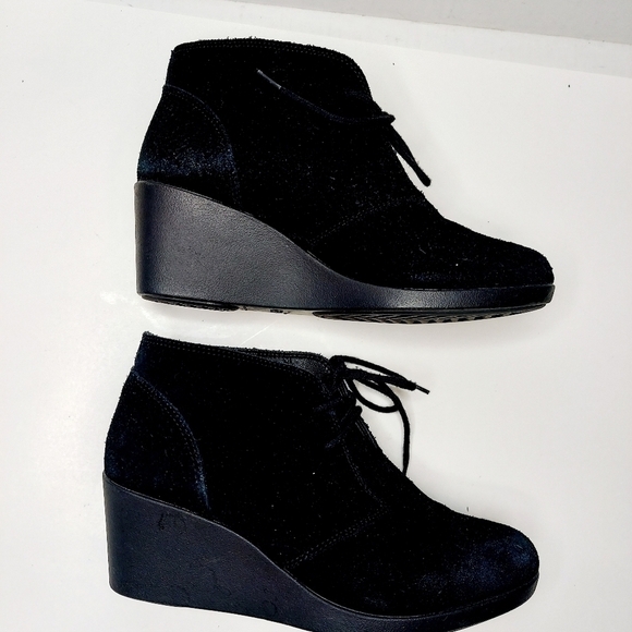 CROCS Leigh Ankle Boots Black Suede Wedge Heel Lace Booties Womens Shoe Size 6.5 - Picture 7 of 15
